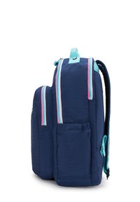 Sac à dos bleu marine avec deux poches frontales zippées, zips bleu clair et rose, et une poignée de transport bleu clair sur fond blanc.