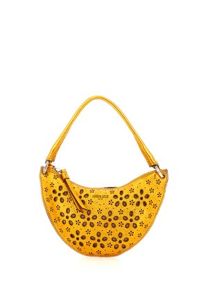 Borsa a mano in pelle gialla con motivo floreale a traforo, forma a mezzaluna, chiusura con cerniera e manico con singolo cinturino.