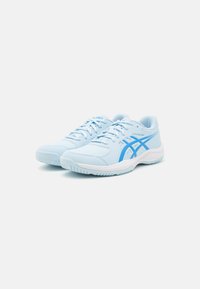 Pantofi sport bleu deschis cu o finisare netedă; au accente bleumarin și o talpă texturată. Vârf rotund cu un sistem de șireturi pentru o potrivire sigură.