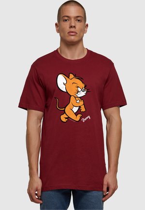 Tricou din bumbac maroniu, cu un design al unui șoarece de desen animat portocaliu pe față, cu accente albe și numele "Jerry" imprimat dedesubt.