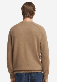 Brązowy sweter z dzianiny z żebrowanym dołem i mankietami. Prosty krój, średnia grubość, z okrągłym dekoltem i rękawami raglanowymi.