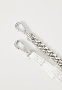 Cinturino in pelle bianca e catena in argento con grandi maglie, dotato di ganci a scatto metallici a ciascun estremo per il fissaggio.
