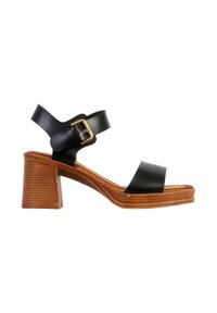 Sandale noire en cuir avec bride à la cheville et boucle dorée, talon bloc empilé marron, bout ouvert, et semelle en bois.