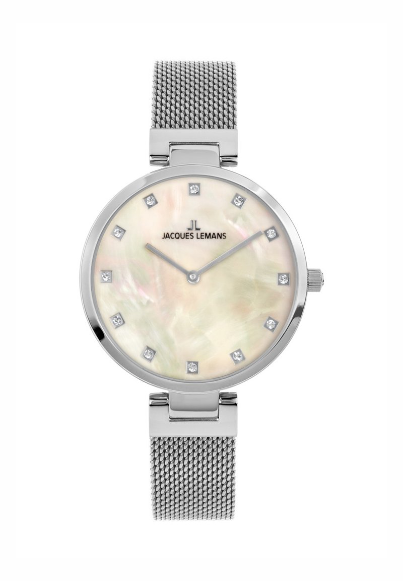 Rund sølv ur med mesh rem, med en skive i perlemor, diamant timemarkører og brandlogo; minimalistisk design.