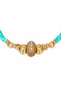 Collier en perles turquoise avec des accents métalliques dorés et une perle centrale ornée de rhinestones transparents ; formes lisses et arrondies.