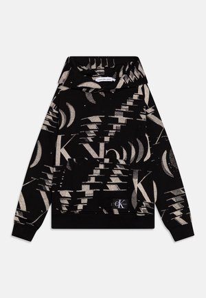 Sort hættetrøje med beige geometriske mønstre og bogstaver, frontkangurulomme og synligt Calvin Klein Jeans logo-patch på lommen.