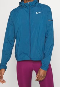 Nike Performance Chaqueta de running - blue