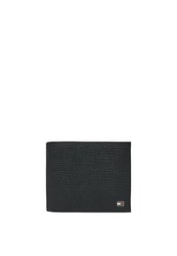 Portafoglio nero realizzato in materiale sintetico texturizzato e di forma rettangolare. Presenta un piccolo logo di marca nella parte inferiore destra.