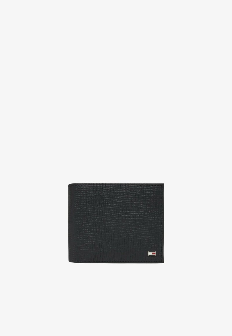 Portefeuille noir en matériau synthétique texturé de forme rectangulaire. Présente un petit badge de logo de marque dans le coin inférieur droit.