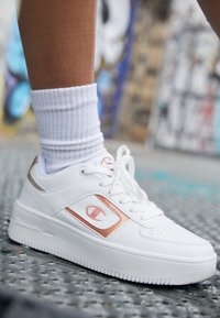 Champion FOUL PLAY PLATFORM  - Ghete baschet - white/rose gold