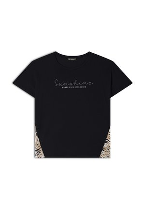 Maglietta nera con la scritta "Il sole fa brillare la tua anima" in lettering argentato; presenta accenti in stampa animale sui lati. Maniche corte, collo rotondo.