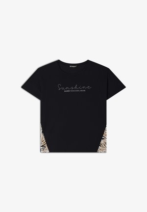 Maglietta nera con la scritta "Il sole fa brillare la tua anima" in lettering argentato; presenta accenti in stampa animale sui lati. Maniche corte, collo rotondo.