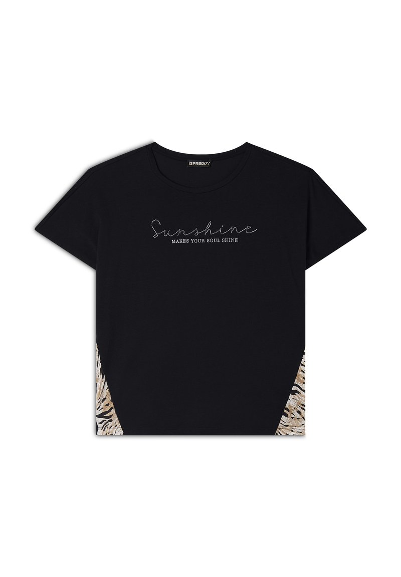 Camiseta negra con la frase "La luz del sol hace brillar tu alma" en letras plateadas; cuenta con detalles de estampado animal en los laterales. Mangas cortas, escote redondo.