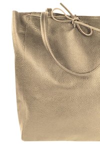 Sac fourre-tout en cuir de couleur gris métallisé avec une finition texturée, doté de deux poignées et d'un accent noué en haut pour la fermeture.