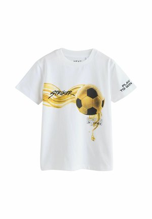 Weißes T-Shirt mit kurzen Ärmeln, mit gelbem und schwarzem Fußball-Grafik, dem Schriftzug "Striker" auf der Vorderseite und dem Schriftzug "Play to Win" auf dem rechten Ärmel.
