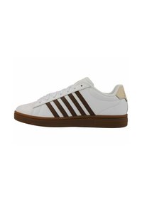 Scarpe sportive bianche con strisce marroni e dettagli color sabbia. Presentano una tomaia in materiale sintetico liscio e una suola in gomma textured per un migliore grip.