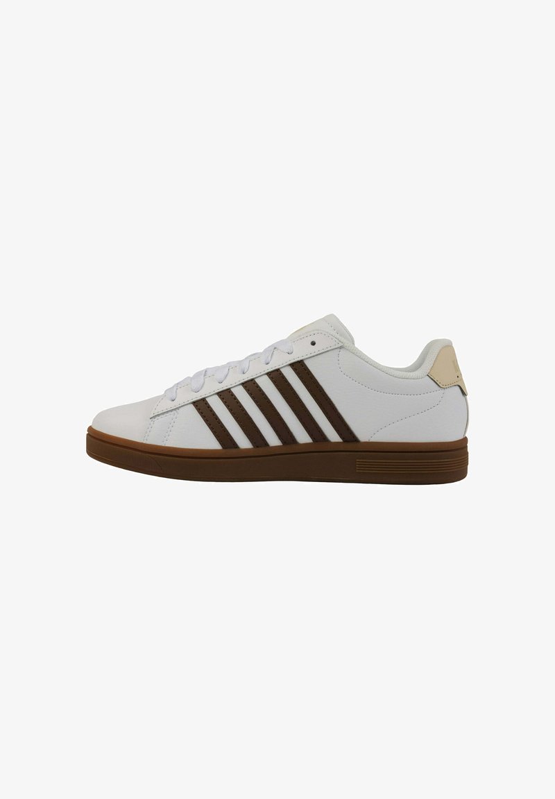 Scarpe sportive bianche con strisce marroni e dettagli color sabbia. Presentano una tomaia in materiale sintetico liscio e una suola in gomma textured per un migliore grip.