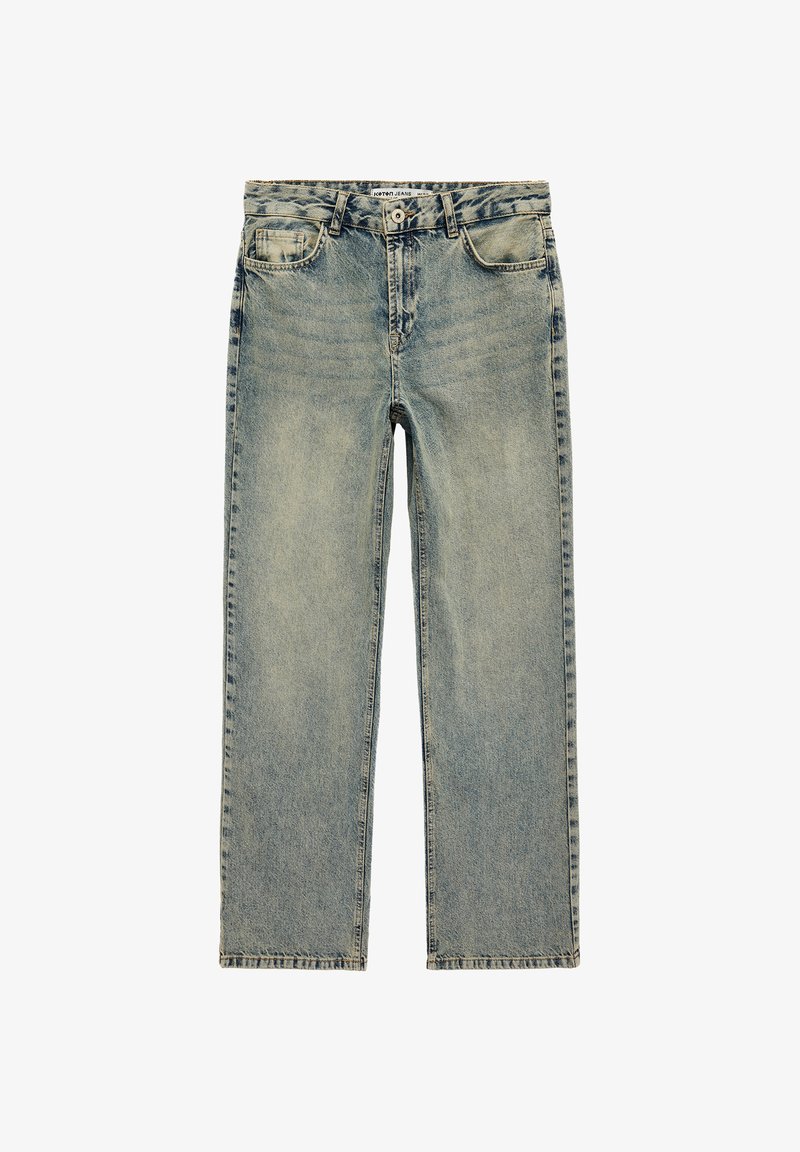 Jasnoniebieskie jeansy z denimu o prostych nogawkach, wyposażone w pięć kieszeni, zapięcie na guziki oraz delikatne przetarcia na całej tkaninie.