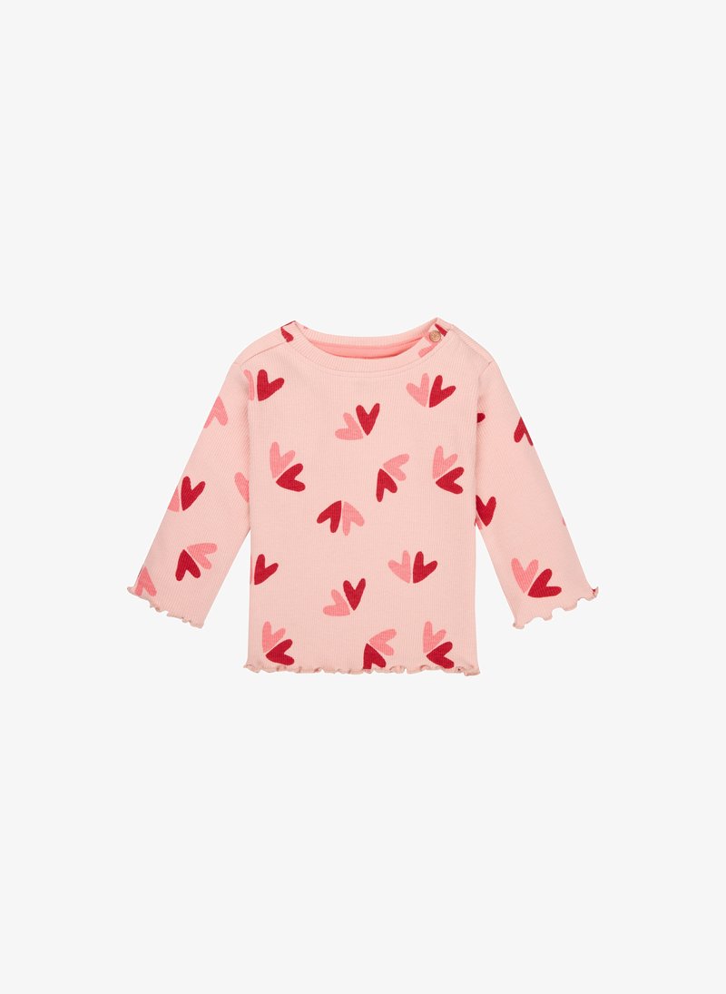 Chemise rose pâle à manches longues en tissu côtelé, ornée d'un motif de cœurs rouges et roses, avec des ourlets froncés et un bouton à l'épaule.