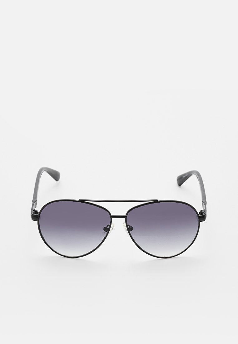 Occhiali da sole aviator neri con lenti grigie sfumate, dotati di ponte doppio e tempie sottili. Finitura liscia e design minimalista.