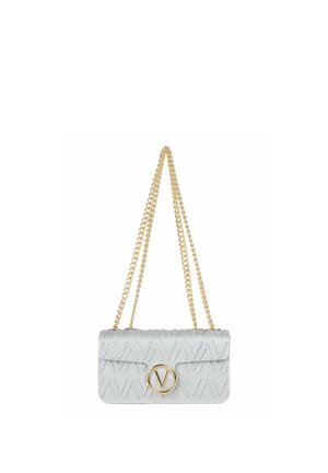 Sac à épaule blanc matelassé avec bandoulière chaîne dorée et emblème doré circulaire avec un "V" sur le rabat avant.