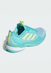 But sportowy Aqua z siateczkową cholewką, limonkowozielonymi akcentami i trzema białymi paskami. Posiada amortyzowaną podeszwę i teksturowaną gumową podeszwę zewnętrzną.