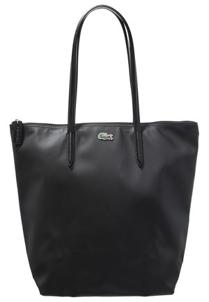 Zwarte getextureerde totebag met twee handvatten, ritssluiting en klein groen krokodillenlogo centraal nabij de bovenkant.