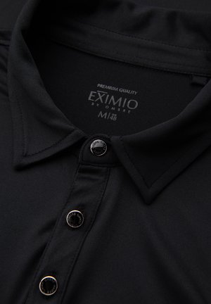 Czarna koszulka polo z textured materiału, z wydłużonym kołnierzykiem, trzema guzikami i etykietą z napisem "EXIMIO by OMBRE."