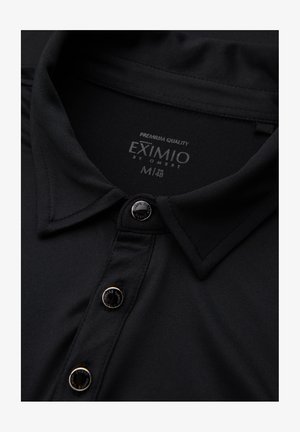Černé polo tričko s texturovanou látkou, s špičatým límcem, třemi knoflíčky a štítkem s nápisem "EXIMIO by OMBRE."