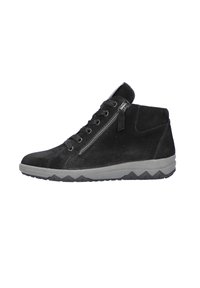 Zwarte suède high-top sneaker met vetersluiting aan de voorkant, zijrits en grijze rubberen zool met een zigzagpatroon voor grip.