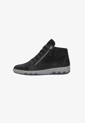 Zwarte suède high-top sneaker met vetersluiting aan de voorkant, zijrits en grijze rubberen zool met een zigzagpatroon voor grip.