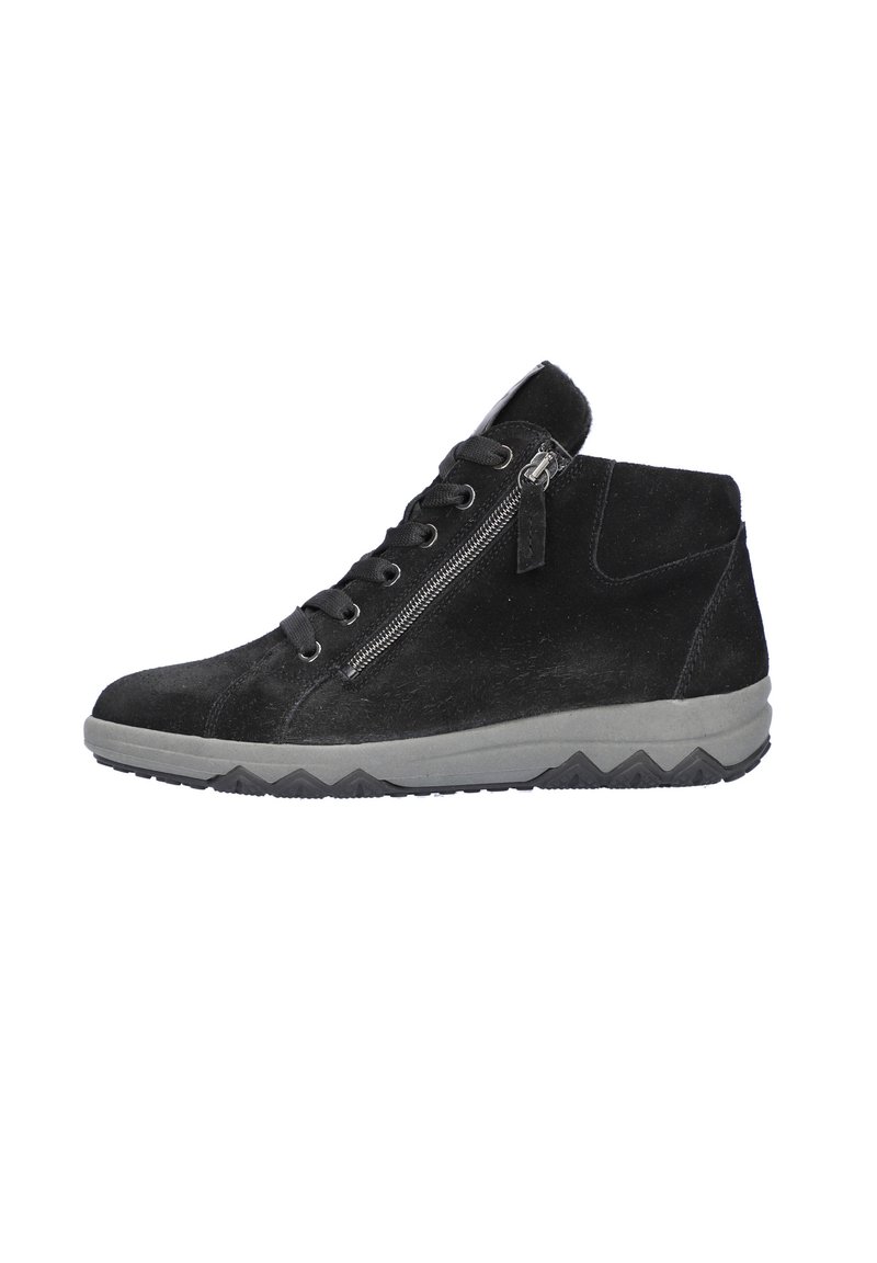 Zwarte suède high-top sneaker met vetersluiting aan de voorkant, zijrits en grijze rubberen zool met een zigzagpatroon voor grip.