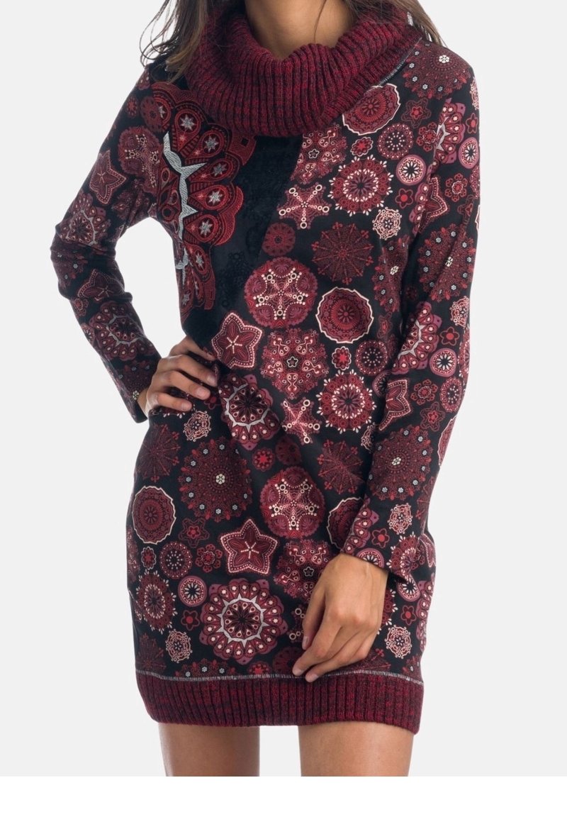 Robe rouge et noire à motifs avec col bénitier, comprenant des dessins floraux et géométriques, des poignets côtelés et un ourlet au-dessus des genoux.