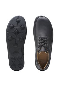 Schwarze Lederschuhe mit runder Zehe, flachen Schnürsenkeln, einem gepolsterten Innenraum und einer strukturierten Gummisohle mit kreisförmigen Grip-Mustern.