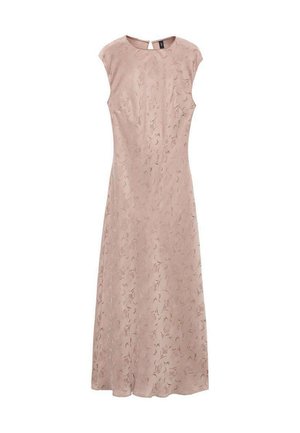 Vestido maxi de suave tela color rosa, que presenta un sutil patrón floral, mangas cortas y un escote redondo con un cierre en la espalda.