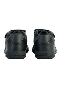 Zapatillas de cuero negro y malla con forma redondeada, correa ajustable y suela texturizada. Marca Geox en el talón.