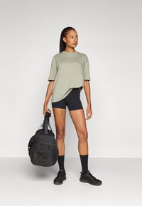 Champion TRAINING SOFT TOUCH BIKER SHORTS - Tajice - black