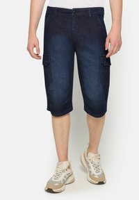 Shorts cargo en denim bleu foncé, coupe au genou, dotés de deux poches latérales, d'une fermeture à bouton et de détails de couture subtils.
