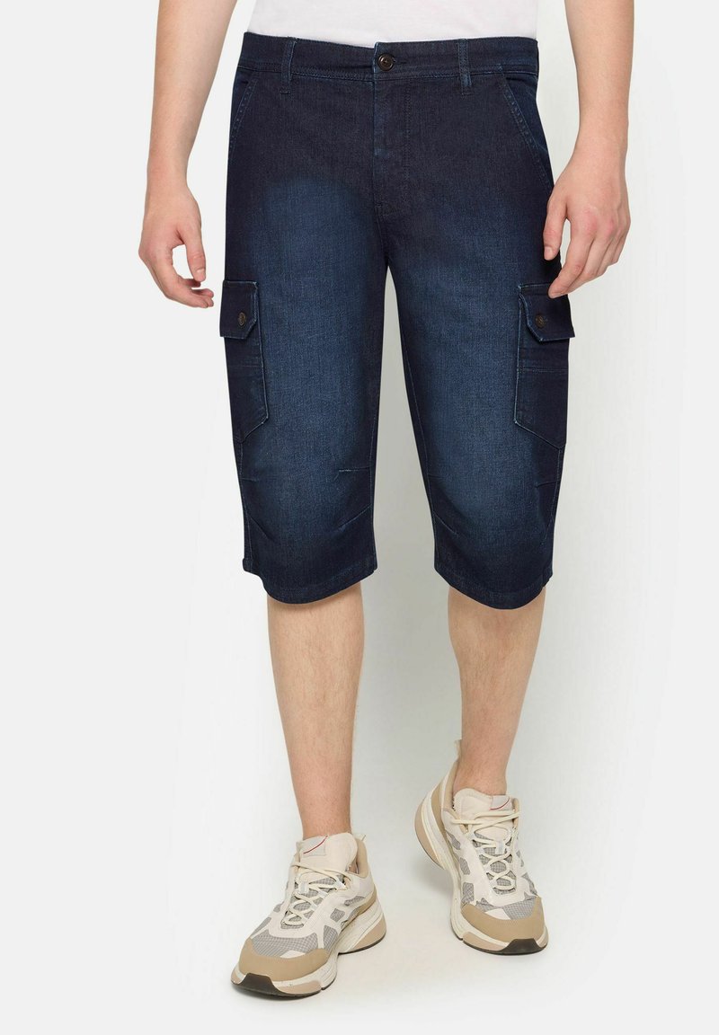 Shorts cargo en denim bleu foncé, coupe au genou, dotés de deux poches latérales, d'une fermeture à bouton et de détails de couture subtils.