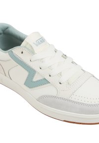 Fehér sneaker világoskék akcentussal, sima bőr felsőrésszel, velúrból készült orr-résszel, perforált részletekkel és texturált gumitalppal.