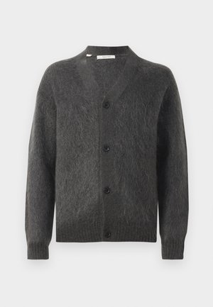Cardigan grigio scuro realizzato in materiale morbido e peloso. Presenta un collo a V, cinque bottoni neri e polsini e orlo a coste.