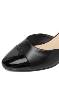 Czarny skórzany czółenek z zaostrzonym noskiem, błyszczącym lakierowanym czubkiem i gładkim matowym wykończeniem. Odsłonięta kostka dzięki niskiemu wycięciu.