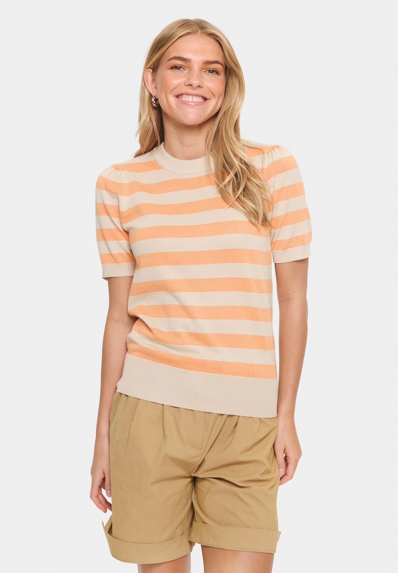 Beige kurzärmeliger Pullover mit orangefarbenen horizontalen Streifen, geripptem Rundhalsausschnitt und Saum. Weicher Strickstoff, figurbetonte Silhouette.