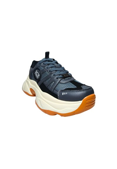 Baskets épaisses avec tige en mesh bleu marine et cuir, semelle épaisse blanche, semelle extérieure en caoutchouc orange, avec logo "ICE" sur le côté.