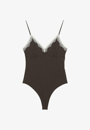 Bodysuit marron avec des bretelles spaghetti réglables et une bordure en dentelle sur un décolleté en V profond. Texture lisse, design ajusté et jambes hautes.
