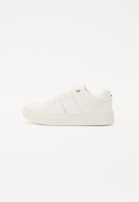 Sneaker bianco con tomaia in pelle liscia, caratterizzata da due strisce cucite, punta tonda e suola in gomma beige. Dettagli in occhialini rosa metallici.