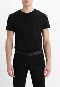 Black t-shirt with short sleeves, paired with black jeans. A patterned camo belt features a black buckle accent and textured fabric.