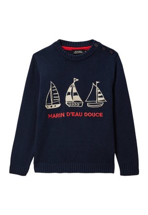 Pull en maille bleu marine avec trois voiliers blancs et texte "MARIN D'EAU DOUCE" en rouge, avec des boutons sur l'épaule gauche.