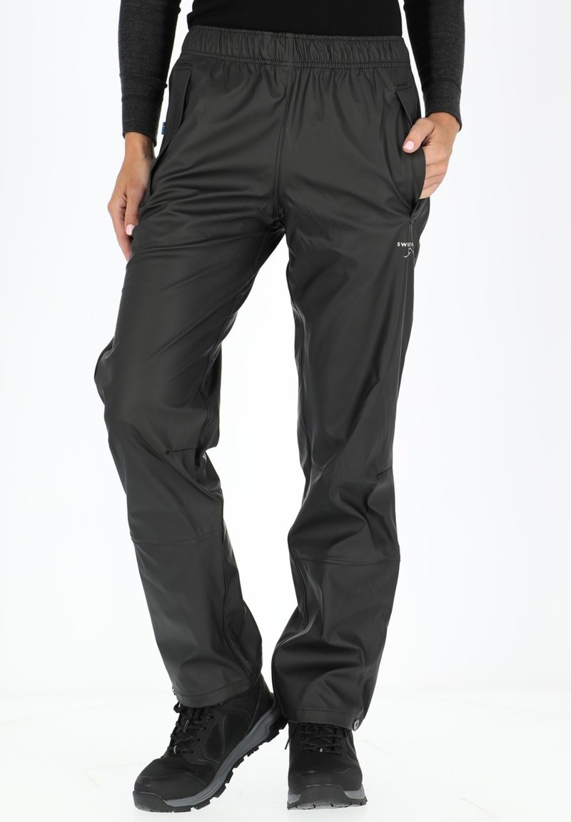 Zwarte waterdichte broek met een elastische tailleband, zijzakken en een gladde textuur, ontworpen voor outdooractiviteiten.
