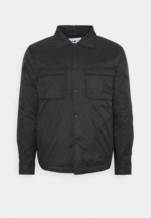 Czarna pikowana kurtka z długimi rękawami, zapinana na guziki z przodu, z dwoma kieszeniami na klapie na wysokości piersi oraz spiczastym kołnierzem.